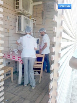 Meniuri greceşti, de fiţe: la terasa Ammos din Mamaia Nord, angajaţii scrumează în mâncare
