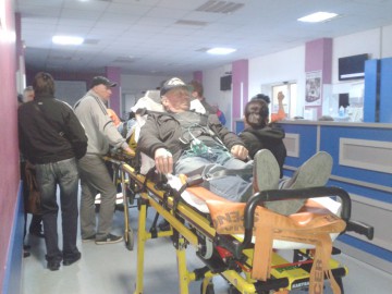 Un agent de pază a căzut de la 8 metri înălţime, pe beton, în picioare