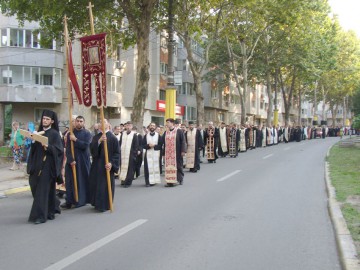Procesiune cu moaştele Sfântului Pantelimon şi ale Sfinţilor Epictet şi Astion pe străzile Constanţei