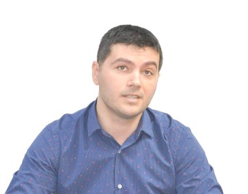 Primarul din Ovidiu, față-n față cu reacțiunea. În loc să taie boscheții, pune oglinzi pentru calea ferată