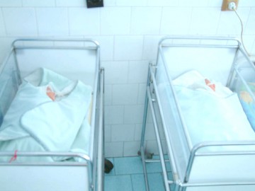 Mămici de mici: câte fete cu vârste de 15 - 19 ani au născut în 2014