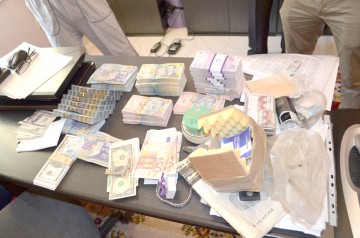 Percheziţii la contrabandiştii de ţigări: grămezi de bani şi maşini de lux, confiscate în Constanţa!