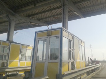 Şoferii preferă să stea la coadă pentru a plăti taxa de la Feteşti