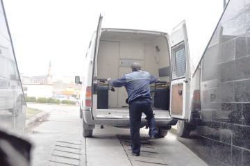 Indivizii care acționau prin metoda prin metoda bazată pe câştigarea unui premiu, menținuți în arest