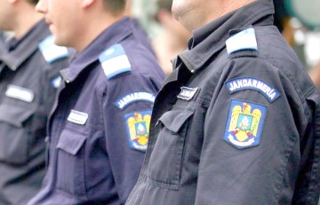 Cum se distrează tinerii în Mamaia: fură pantofi! Amuzaţi, jandarmii i-au dus să le spună gluma şi poliţiştilor