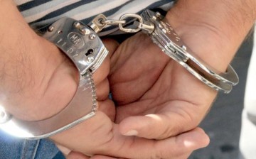 Turişti arestaţi, după ce au furat ţigări şi bani dintr-un magazin din Saturn