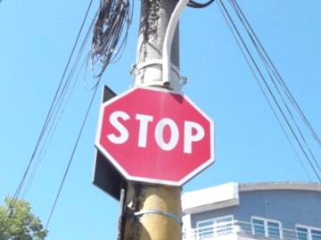 Un şofer băut din Năvodari a pocnit o maşină oprită la „STOP”