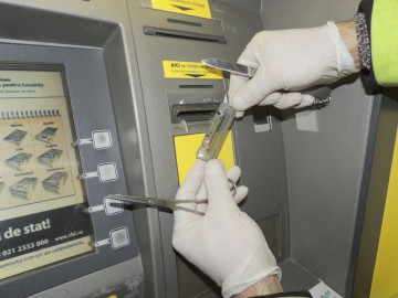 Constănţenii săltaţi de DIICOT pentru „buf-uri“ la ATM-uri au scăpat de arestul preventiv