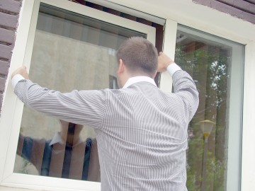 Apartament din Constanţa, prădat de hoţi: doi indivizi au fost reţinuţi!