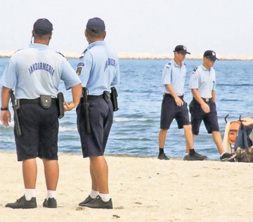 Turişti lăsaţi fără telefoanele mobile, după ce le-au lăsat pe plajă