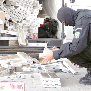 Sute de pachete cu ţigarete de contrabandă, descoperite în Vama Veche