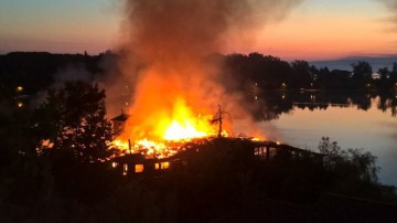 Restaurantul Insula din Neptun a ars ca o torţă