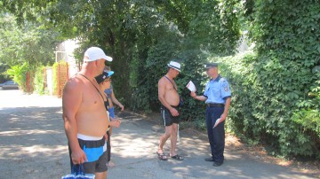 Poliţiştii constănţeni au luat litoralul la pas şi au vorbit cu turiştii