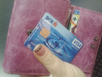 99% dintre români îşi plătesc călătoriile cu cardul