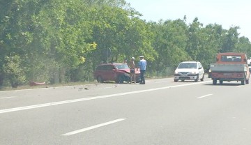 Încă un accident în curba de la 23 August: o maşină s-a răsturnat