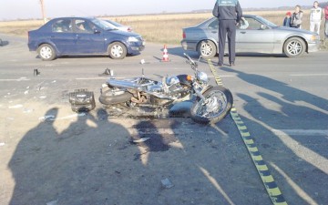 Un autoturism a intrat în coliziune cu o motocicletă: două persoane au fost rănite