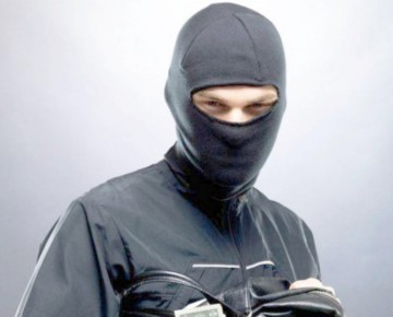 Jaf în Faleză Nord. S-au trezit cu 3 bărbaţi mascaţi peste ei!