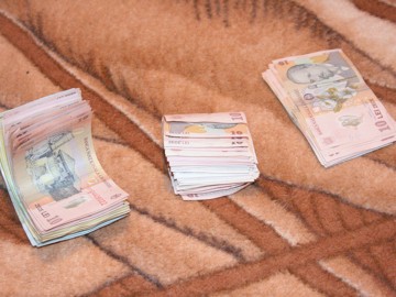 Aflat în vizită, un tânăr şi-a prădat cu tupeu gazda