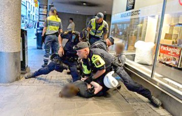 S-a întors lumea pe dos: suedezii se bat între ei pentru drepturile cerşetorilor. Ţigan din Stockholm: Nu mai suport rasiştii!