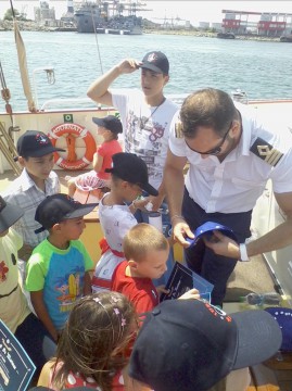Copii din familii defavorizate, în plimbare pe mare cu velierul „Adornate”