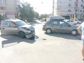 Cu doi copii în maşină, a tăiat linia continuă şi a provocat un accident rutier