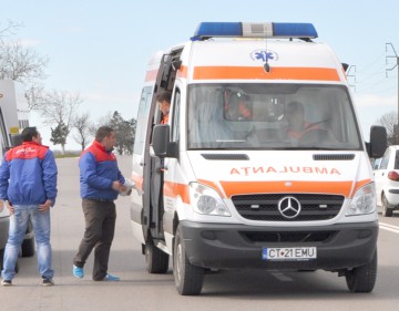 Beat şi fără permis, a lovit o maşină staţionată