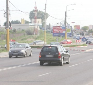 Traficul rutier pe Aurel Vlaicu, îngreunat din cauza unui stâlp căzut