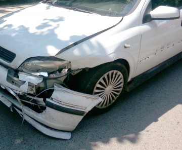 Proiectat cu maşina în gardul unui imobil, la Nicolae Bălcescu