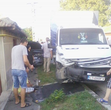 Accident în Ovidiu: din impact, maşinile au fost proiectate într-un gard