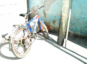 Un biciclist neatent s-a „înfipt” într-o maşină