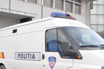 Un individ pe numele căruia era emis mandat de arestare, prins de poliţişti