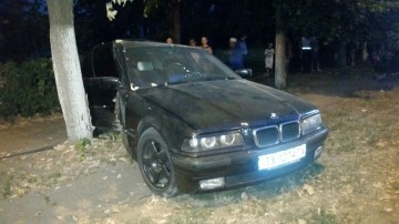 ACCIDENT GRAV ÎN ZONA DACIA: un BMW a lovit o femeie pe trotuar şi s-a înfipt într-un copac!
