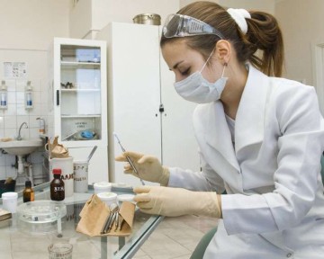 Anglia oferă salarii de 3.900 euro pentru asistenți medicali români