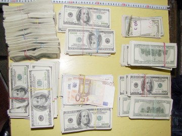 Zeci de grupări specializate în spălarea banilor, destructurate