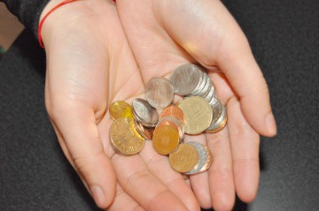 Leul începe săptămâna pe o tendinţă de depreciere