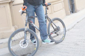 Biciclist acroşat de o maşină a refuzat ambulanţa!