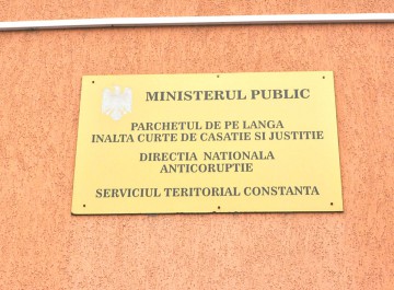 Poliţistul care s-a aruncat în mare la flagrant, trimis în judecată de DNA