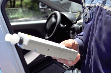 Un mopedist băut a căzut pe carosabil, la Tuzla