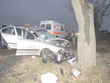 Un şofer fără permis a intrat cu maşina într-un copac: a decedat pe loc!