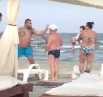 Dosar penal în cazul femeii pălmuite pe o plajă din Mamaia: Agresorul a fost identificat şi amendat!