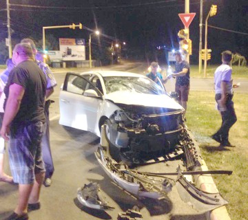 Accident rutier spectaculos pe Tomis: o tânără a fost rănită