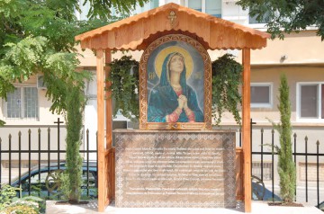 Primul monument din ţară închinat Maicii Domnului, amplasat în curtea Catedralei Arhiepiscopale din Constanţa