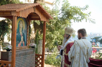 Zeci de credincioşi la sfinţirea picturii şi a lucrărilor de la Catedrala Arhiepiscopală