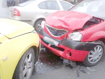 Coliziune în lanţ: un rănit şi trei autoturisme avariate!