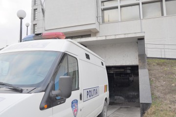Individul care a lovit un poliţist cu maşina într-un flagrant vrea să scape şi de controlul judiciar