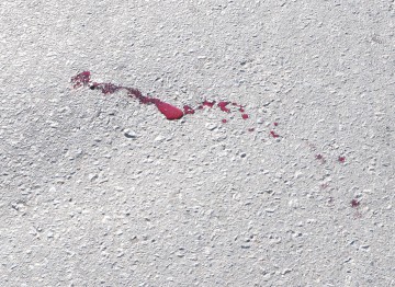 Din cauza neatenţiei în conducere, un motociclist s-a răsturnat