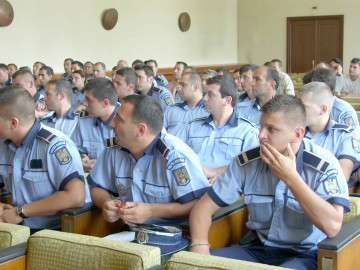 Poliţiştii cer şi ei majorări salariale