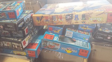 Chinezisme livrate cu containerul, confiscate de vameşi