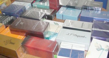 Încălţăminte şi parfumuri contrafăcute, confiscate în Piaţa Griviţei