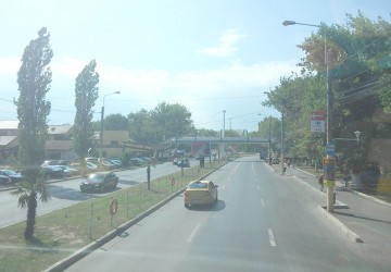 Pasarela Iaht, de la intrare în Mamaia, transformată în talcioc unde ţiganii vând chiloţăraie